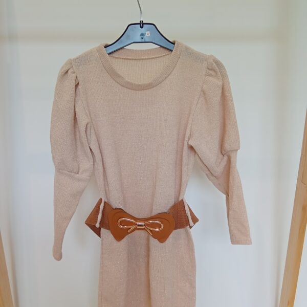 Robe beige avec ceinture