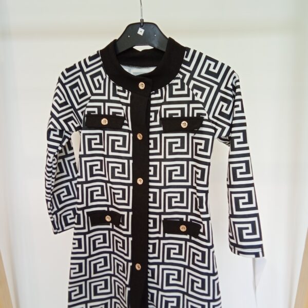 Robe noire et blanche