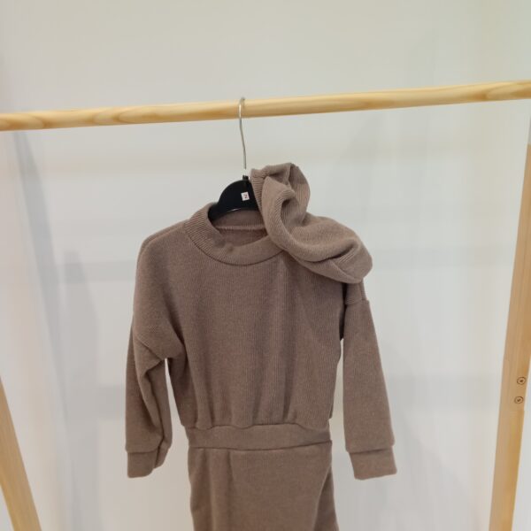Robe marron avec beret