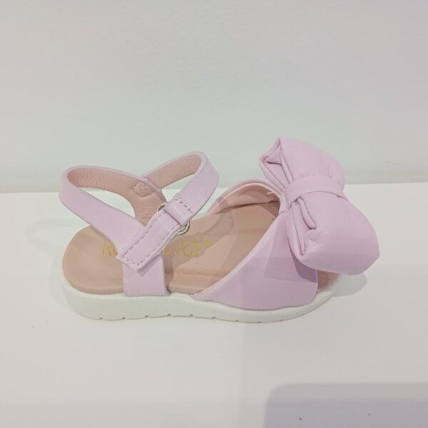 Nu pied mauve