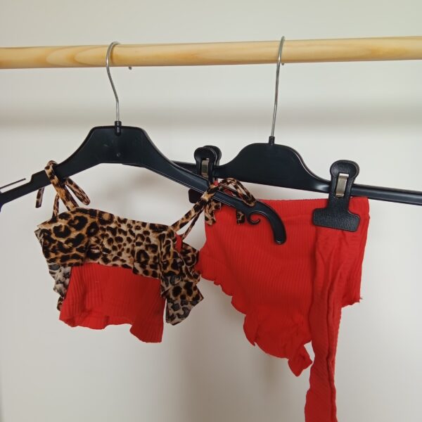 Ensemble rouge avec bandeau