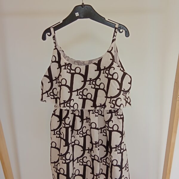 Robe noire et blanche